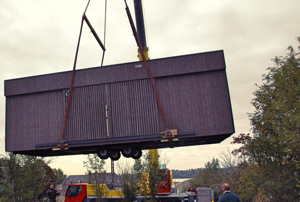 Livraison bureau de jardin avec grue