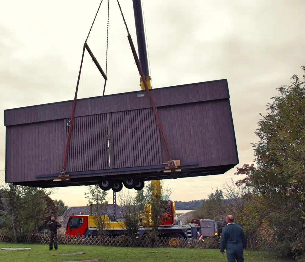 Livraison bureau de jardin avec grue