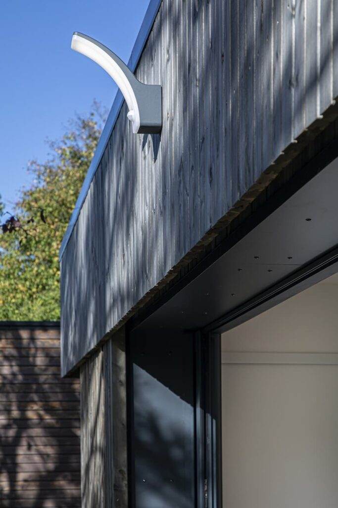 Détails bardage bois et luminaire extérieur myGardenLoft