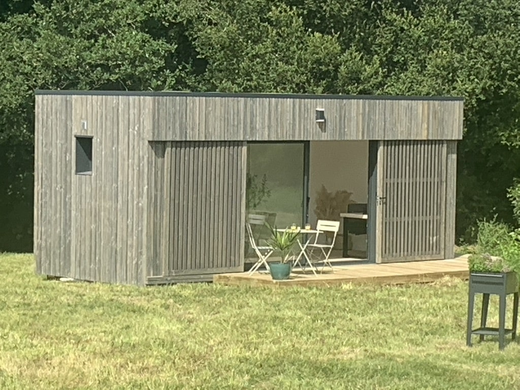 bureau de jardin isolé