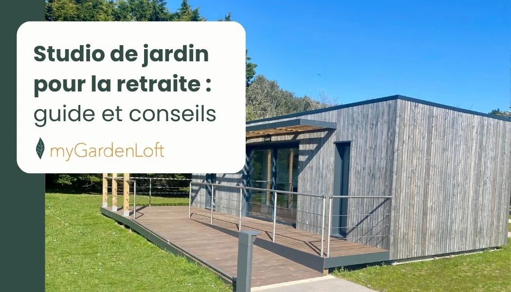 Petit studio moderne aux murs en bois avec entrée vitrée et terrasse sur une pelouse arborée