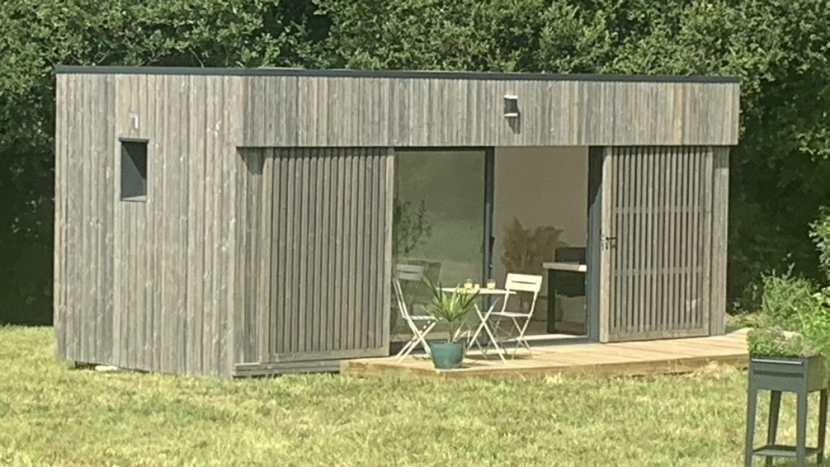 bureau de jardin isolé